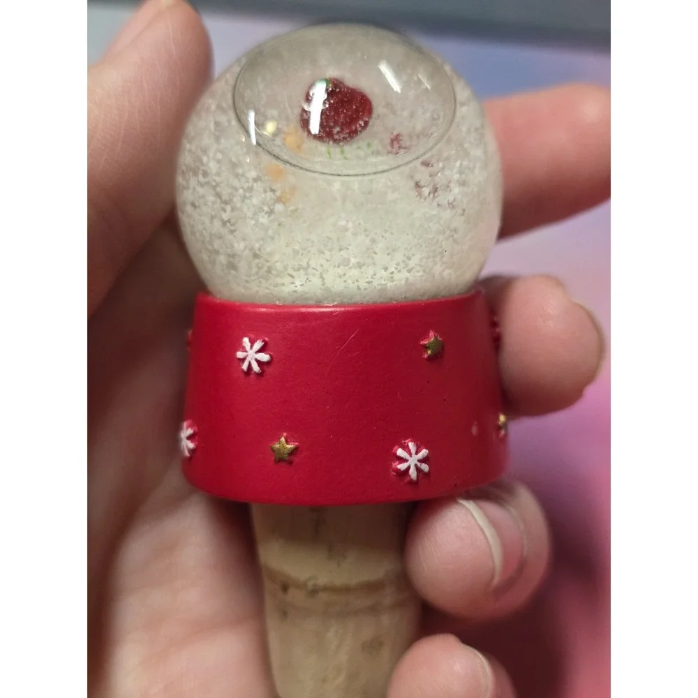 Eddingtons Santa Snow Globe Bottle Stopper.